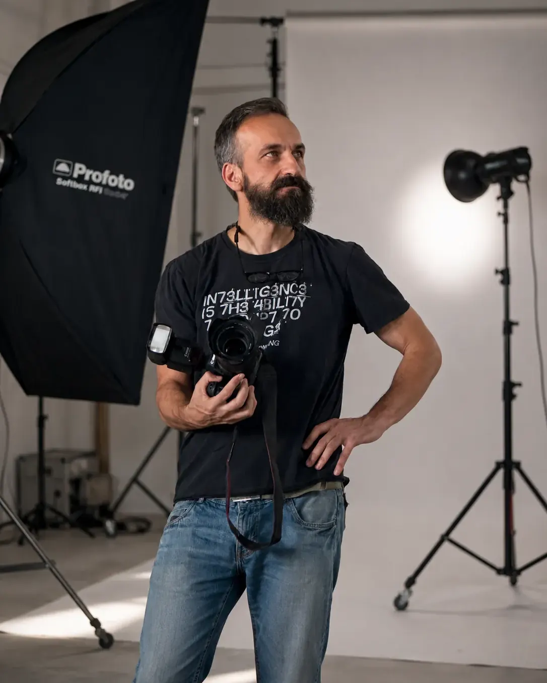 Ritratto del fotografo con macchina vintage