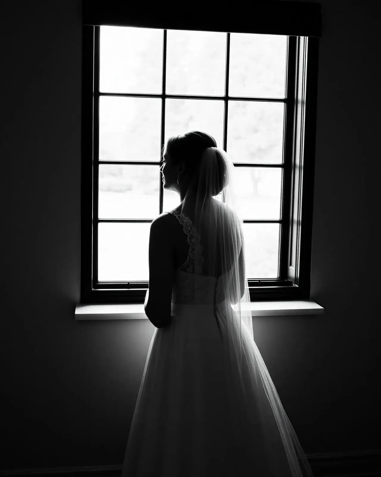 Ritratto di sposa controluce, fotografia in bianco e nero